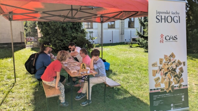 Venkovní veřejná akce shogi ve Dvoře Králové nad Labem.